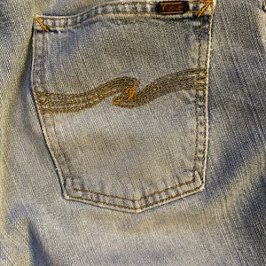 Lågmidjade nudie jeans - Lågmidjade vintage nudie jeans. Utsvängda i benen. Säljer ändast då den är för stora på mig. Skulle säga att dem passar 34/36. Buda eller köp direkt för 600kr🫶 midjemått är 72❤️
