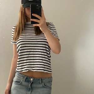 Zara tröja  - En svart vit randig tröja från Zara aldrig använd.💗💞