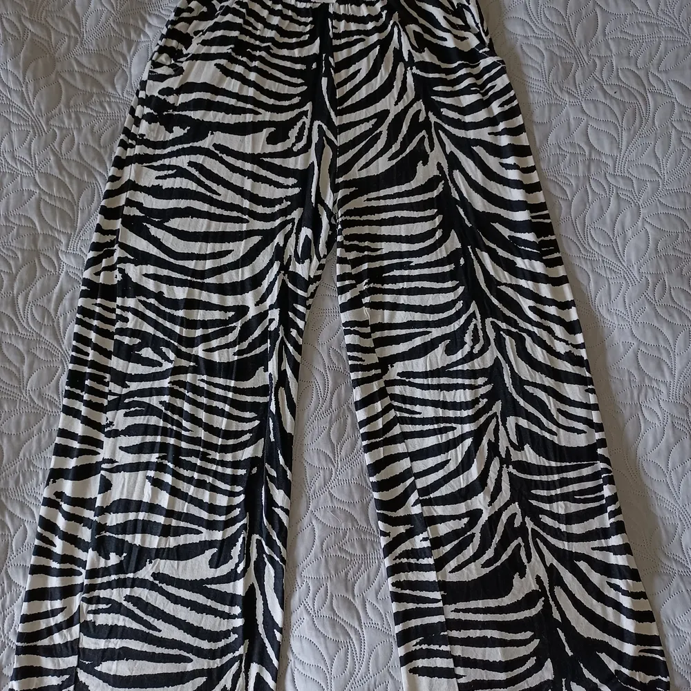 Ett par tunna zebramönstrade byxor som funkar perfekt som både vardagskläder och pyjamas.  Byxorna har inte kommit till användning så många gånger p.g.a. de är lite för små för mig. ~ Varan kostar 40kr och frakten kostar 39kr.. Jeans & Byxor.