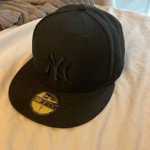 Keps - En vanlig svart keps med NY märket där fram, ändvänd få gånger och klistermärket är kvar, kp om du har nån fråga!💞