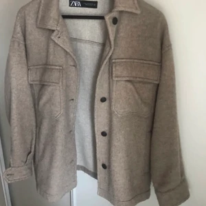 Zarajacka - Beige skjortjacka från zara. Går inte att köpa längre, köptes 2020 för 699kr🌸 (bilden är lånad)