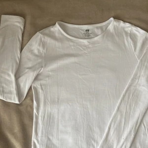 H&m basic tröja - Vit basic långärmad tröja från h&m. Använt ett par gånger så den är i bra skick. 