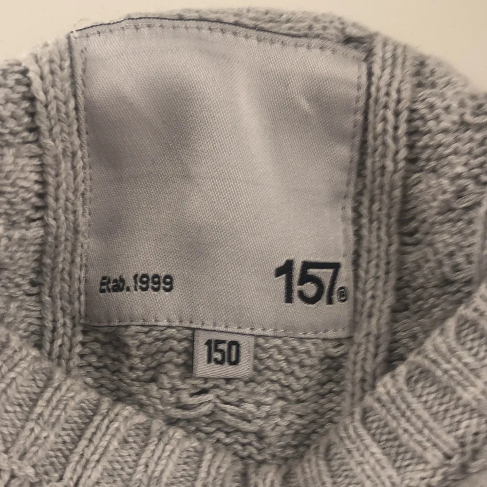 En ljus grå stickad tröja från lager 157 använd 1/2 gånger.Kostade 149 från början.. Tröjor & Koftor.