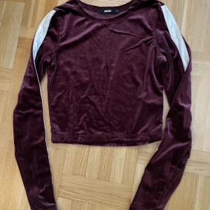 Sammets crop top - Croppad topp i storlek S. Oanvänd utan prislapp. Betalning via Plick.
