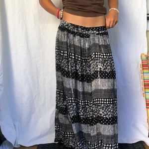 Långkjol - Snygg långkjol med knytning i midjan, passar xs-m. Fint mönster med lite glitter i! Bra skick✨ Använder ej funktionen frakt 63kr 