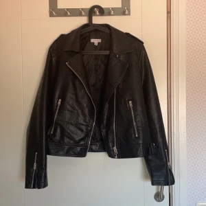 Topshop biker jacka - Strl 44, knappt använd. Biker jacka i läderimitation från topshop.  