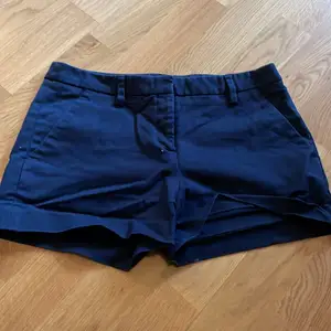 Marinblåa kostym shorts från Zara. Storlek: S