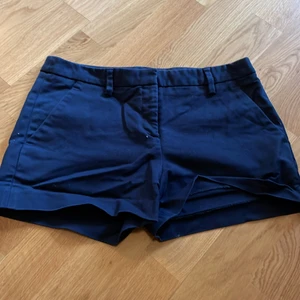 Kostym shorts  - Marinblåa kostym shorts från Zara. Storlek: S