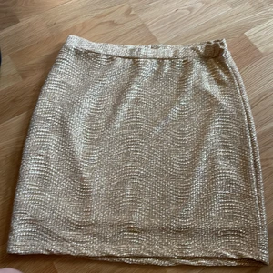 Guldig kjol  - Guldig kjol från H&M. Storlek: S