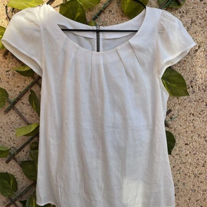 Festlig vit topp - Jätte fin vit topp i storlek xs. Står ingen lapp på plagget då den är köpt secondhand men aldrig blivit använd. Väldigt trendig topp som kan gå fint med mycket olika stilar.