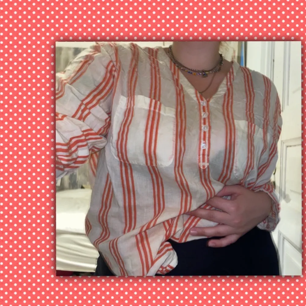 En skjorta i vit-röd randigt. Mycket gott skick! Mysig och lätt i tyget. Från märket ”Ally Bell”,  Storlek: L❤️❤️. Skjortor.