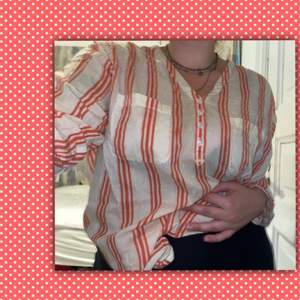 En skjorta i vit-röd randigt. Mycket gott skick! Mysig och lätt i tyget. Från märket ”Ally Bell”,  Storlek: L❤️❤️