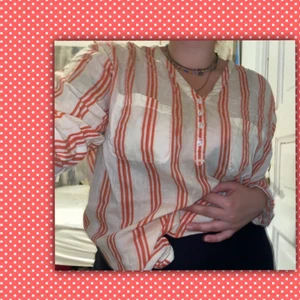 Randig skjorta i rött och vitt - En skjorta i vit-röd randigt. Mycket gott skick! Mysig och lätt i tyget. Från märket ”Ally Bell”,  Storlek: L❤️❤️