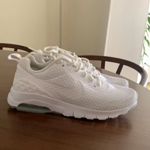 Nike air sneakers - Vita Nike air sneakers. Aldrig använda då de är för små.