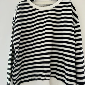 Randig långärmad tröja från PULL&BEAR  - Superskön tröja från PULL&BEAR! Har använt den några gånger och den har blivit lite nopprig på framsidan. Den är superfin och skön!