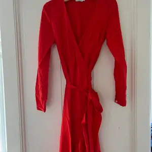 Supervacker röd klänning från NA-KD!