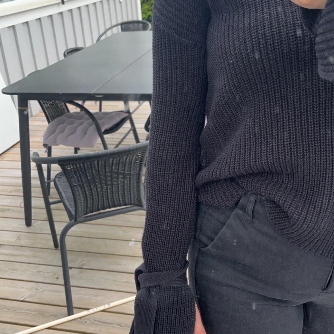 Svart stickad tröja med knytning i armarna  - 90