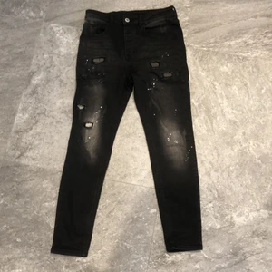 Kings Will dream byxor - Kings Will dream jeans i storlek S. Har bara använt dom två gånger så skicket på byxorna är 9/10. 