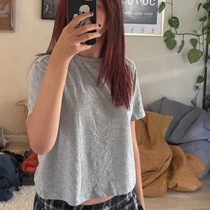 Grå tshirt - Snygg simpel grå tshirt som jag säljer då den inte kommer till användning. Den är köpt på vero moda och är knappt använd