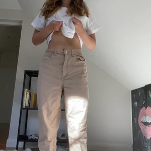 Beige pants - Byxor jag köpte på hm i 2021. Bra skick och har aldrig haft på mig dom
