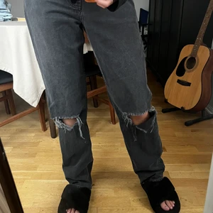 Jeans Junkyard - Grå/svarta slitna jeans från Junkyard, regular/låg midja.  Frakt tillkommer