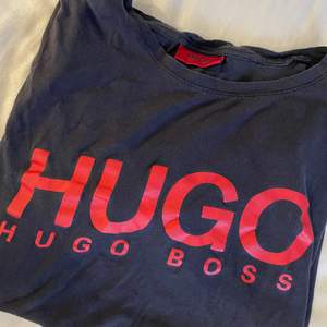 Snygg herr T-shirt i storlek M från Hugo Boss i en marinblå färg. Osäker om den är äkta eller inte, men är rätt säker den är äkta.