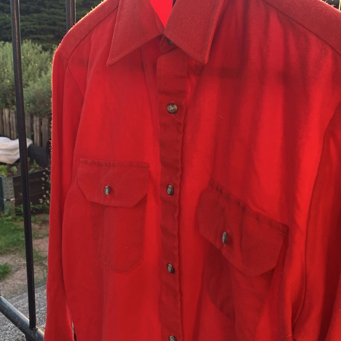 Röd skjorta i skönt material - 90