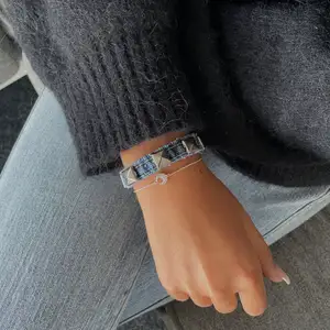 Säljer mitt superfina nitarmband i jeanstyg🥰köpare står för frakten!