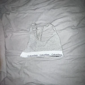Calvin Klein topp - CK topp, använd 3-4 gånger. (För liten nu)  Inga defekter! 