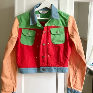 Wrangler x Peter Max Limited Edition Jeans Jacka - Wrangler x Peter Max Limited Edition Jeans Jacka. En färgglad och cool jeans jacka designad av konstnären Peter Max. Oanvänd! Originaletiketten sitter kvar (visas på sista bilden)