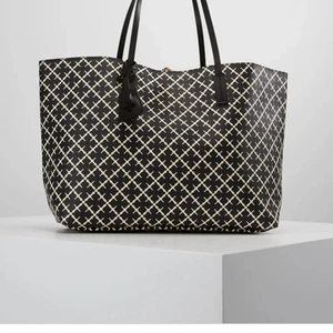 Marlene birger väska - Intresse koll på min Marlene birger väska !!! Haft den i ungefär 1 år och endast använd ett fåtal gånger , vilket har lett till att den fortfrande är i väldigt fint skick ! Säljer för bra pris (priset kan även diskuteras) köpt för 3 155 kr 💓💓