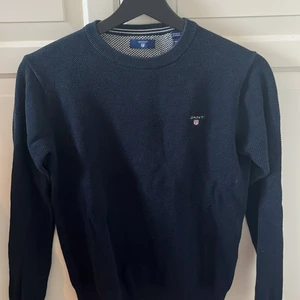 Stickad gant tröja - Säljer denna marinblåa gant-tröjan. Den är i storlek 158/164 men skulle säga den passar som Xs också. Den är i mycket bra skick☺️