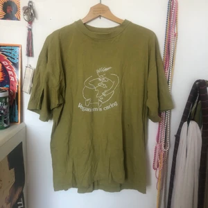 T-shirt - T-shirt med tryck! Den har ett hål och målarfärgsfläckar men annars i fint skick!