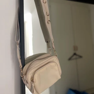 Axelväska - Axelväska från hm aldrig använd, smidig och bra förvaring. Många fickor. Nyskick. Högsta bud inklusive frakt. Vid snabb affär kan pris diskuteras.