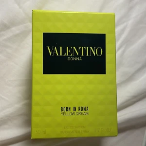Valentino Parfym  - Säljer Valentino Parfym. Helt oanvänd. Säljer för har redan en. Orginalpris 1000kr säljer för 700kr.