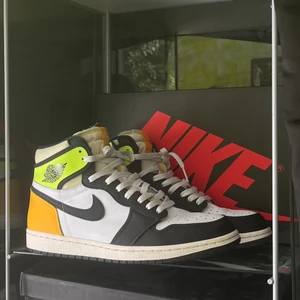 Jordan 1 high volt gold - ⚡️Jordan 1 high volt gold⚡️ Sjukt snygg färg i mycket bra skick. ❗️Box och kvitto finns ❗️Vid fler bilder eller frågor så är det bara att kontakta mig 🤝 ✅ Möts upp i Stockholm eller fraktar ✅ 🦋 Pris kan diskuteras vid snabb affär🦋