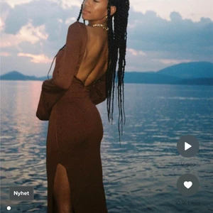 Brun slits klänning  - Så snygg brun klänning med slits och öppen rygg!! Bara använd en gång och jag säljer den för att den inte passar mig 🌟 nypris 600!! Så snygg året om 