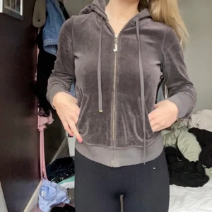 Juicy Couture kofta - Plagget är i princip helt nytt. Använd ca 2 gånger enbart hemma! Säljer just för att jag inte använder. Färgen är mörkgrå men skiftar lite brunt. Storlek Small.