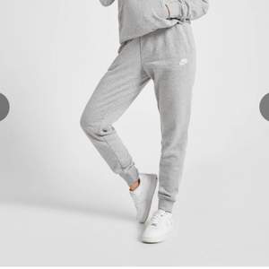 Säljer dessa gråa Nike byxor, köpa på jd för ca 450-500 kr , de är bekväma o inte mycket andvända, säljer de för de kommer inte till användning längre , säljer för 300 men priset kan diskuteras, kan ändast frakta o köparen står för frakten 🫶🏼