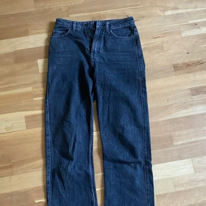 Jeans från Weekday - Svarta snygga jeans från weekday med slits på  insidan av benen (se bilderna). I superfint skick då dem knappt är använda. Modellen heter Rowe. Du står för frakten (60 kr)