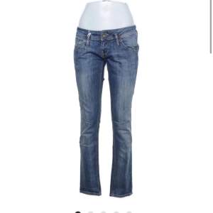 Lågmidjade Tommy hilfiger jeans, köpta på sellpy för 360 kr, säljer för att de inte kom till användning 