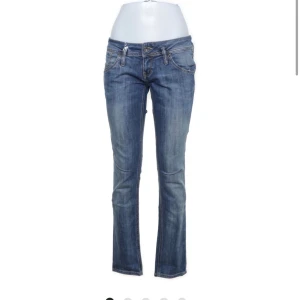 Lågmidjade Tommy hilfiger jeans - Lågmidjade Tommy hilfiger jeans, köpta på sellpy för 360 kr, säljer för att de inte kom till användning 