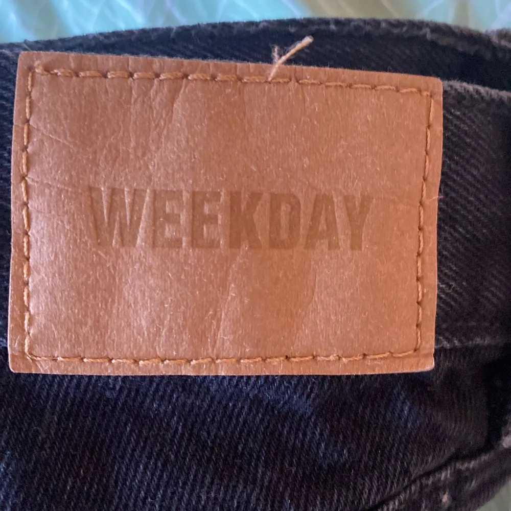 Ett par svarta Weekday jeans som inte har kommit till andvändning.. Jeans & Byxor.