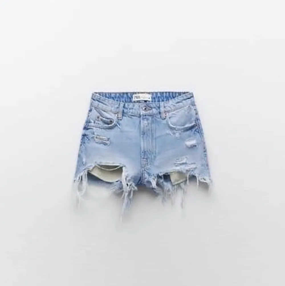 Helt slutsåld jeansshorts från zara . Shorts.