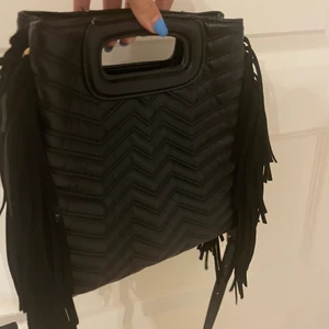 Maje liknade väska  - Hej, jag säljer nu denna väska jag köpte utomlands💓 den är väldigt lik den populära majeväskan💓Skriv vid frågor eller för mer bilder!!💓 Budgivningen börjar på 400kr💓