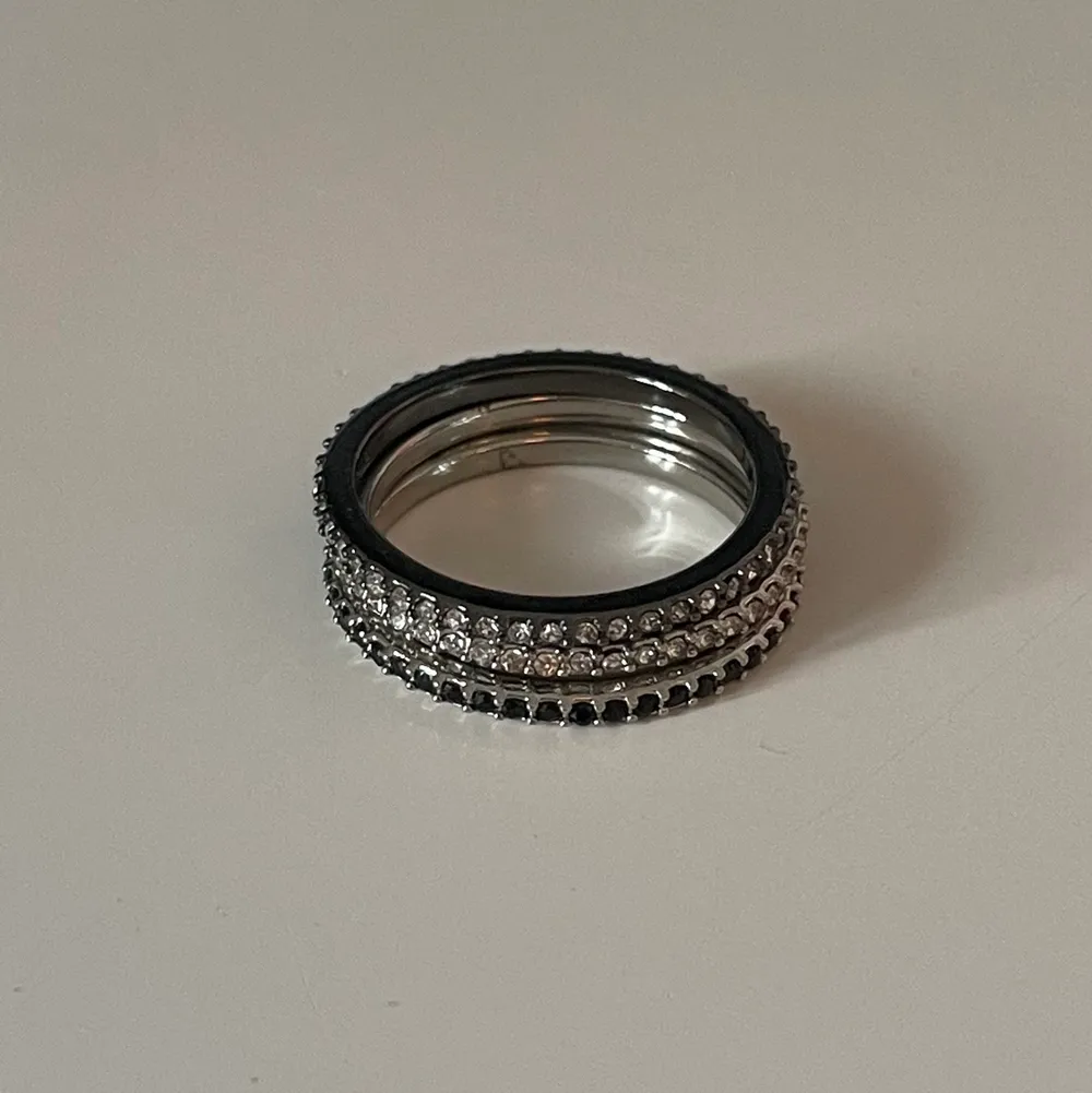 Ett set med tre separata ringar som man även kan ha som en enda tjock ring. Aldrig använd. Tror den är från Lindex men minns inte riktigt. Frakt 15kr (möts inte upp). Accessoarer.