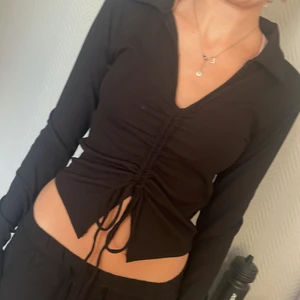 Svart snygg blus - Köpte för 299 säljer för 129 använd 2 ggr