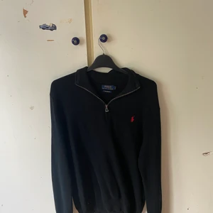 Ralph lauren zip tröja medium - Säljer denna då jag knappt använt den. Skicket på den är 8/10. Köpt är köpt inga returer! 