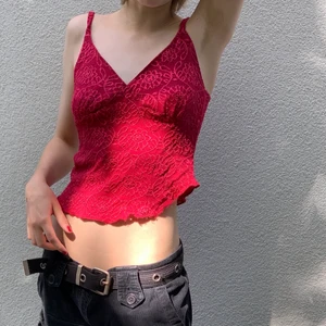 Fint linne - Rött croppat linne med fina detaljer som säljs för att jag sällan använder det.