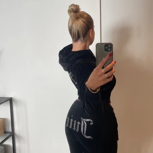 Juicy couture  - Säljer mitt juicy set. Fint skick använt ett fåtal gånger och är väldigt bekvämt och skönt. Skriv för mer info🫶🏼 koftan är i medium men är mer som en ”S”. Byxorna är i samma storlek. Köpte byxorna för 1500kr och tröjan 1500kr. För cirka ett halv år sedan!